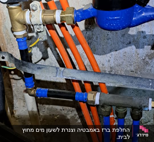 צינורות מים צבעוניים ומחברים במערכת אינסטלציה